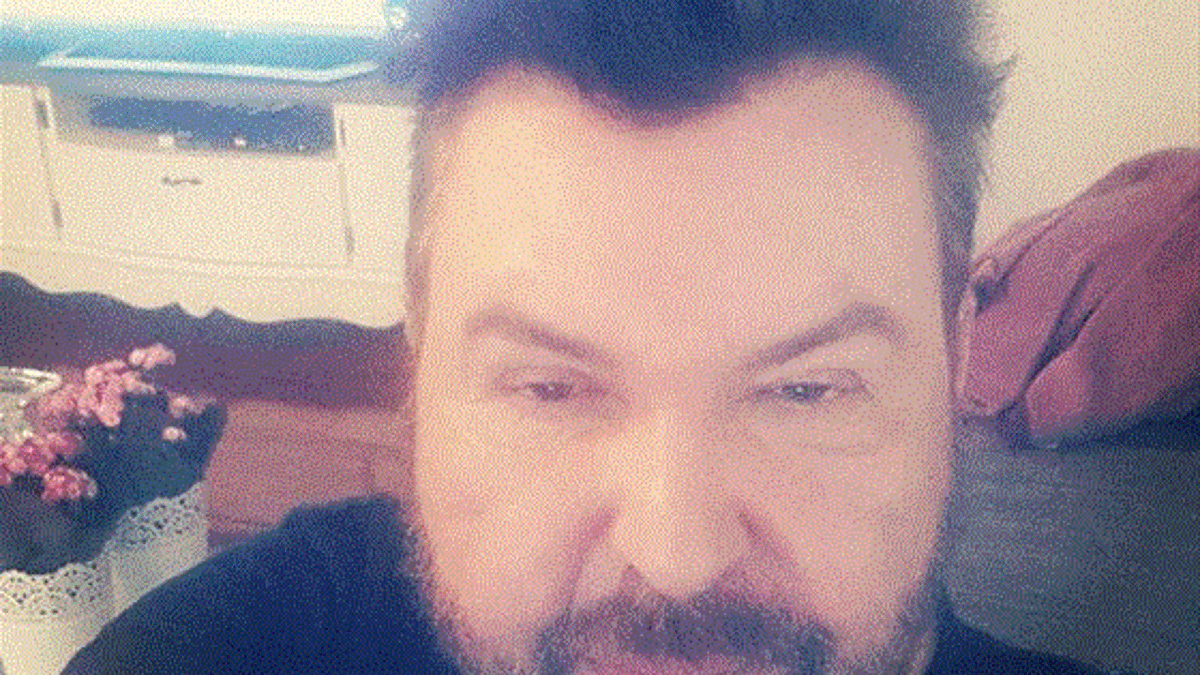 Ünlü şarkıcı tanınmaz halde