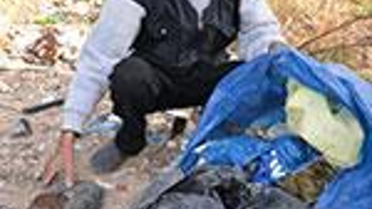 Binlerce dönüm arazisi var ama çöp topluyor!