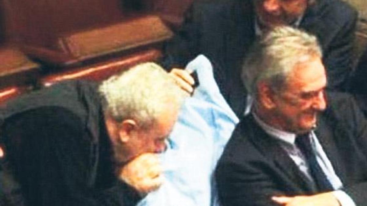 Orkestra şefinden seyirciye ayar!
