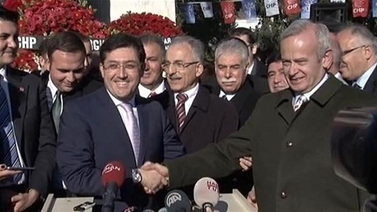 Kameralar önünde tokalaştılar