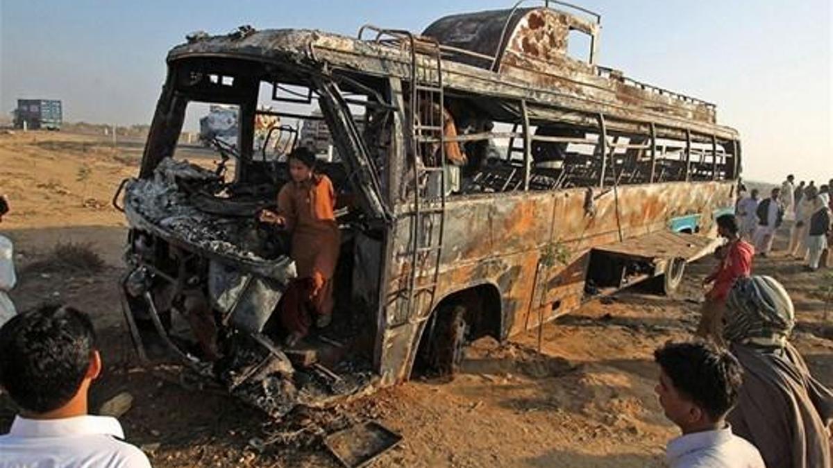Yolcu otobüsü petrol tankeriyle çarpıştı: 60 ölü