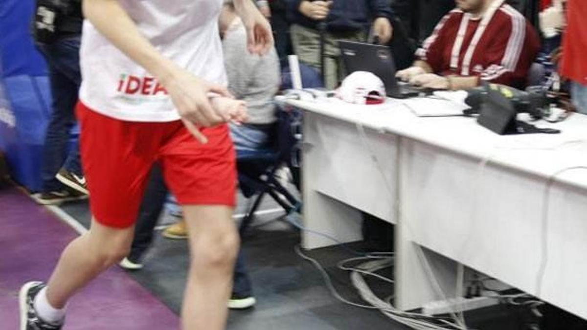 Kızılyıldız taraftarı sahaya domuz parçları attı