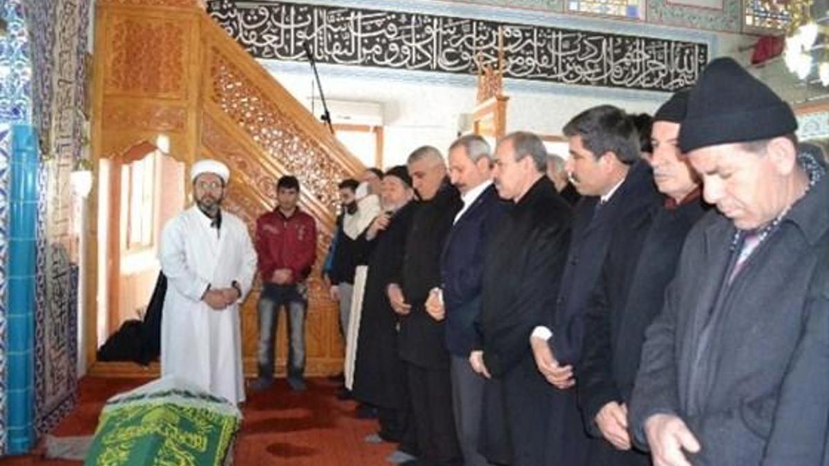 Zafer Çağlayan annesini toprağa verdi!