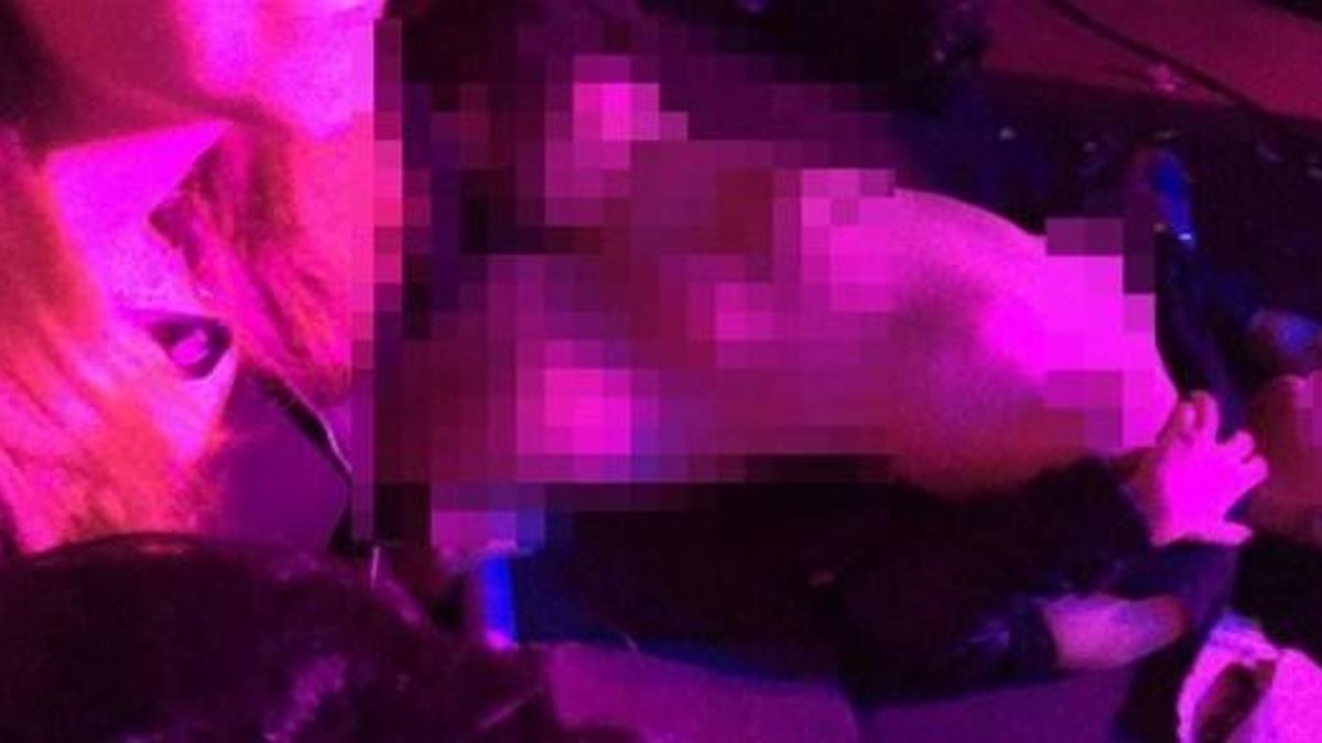 Sevişen çift konsere damga vurdu