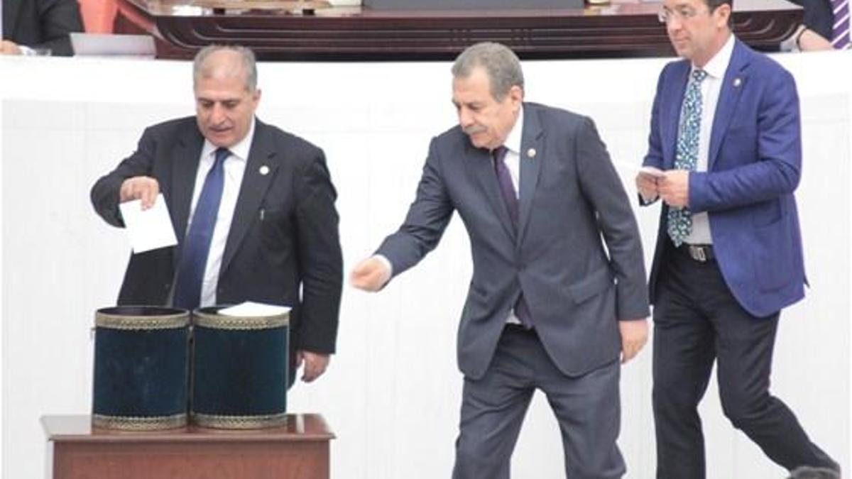 Dört eski bakan hakkında karar verildi