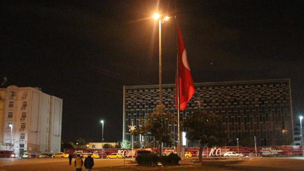 Taksim’deki dev Türk bayrağı yarıya indi!