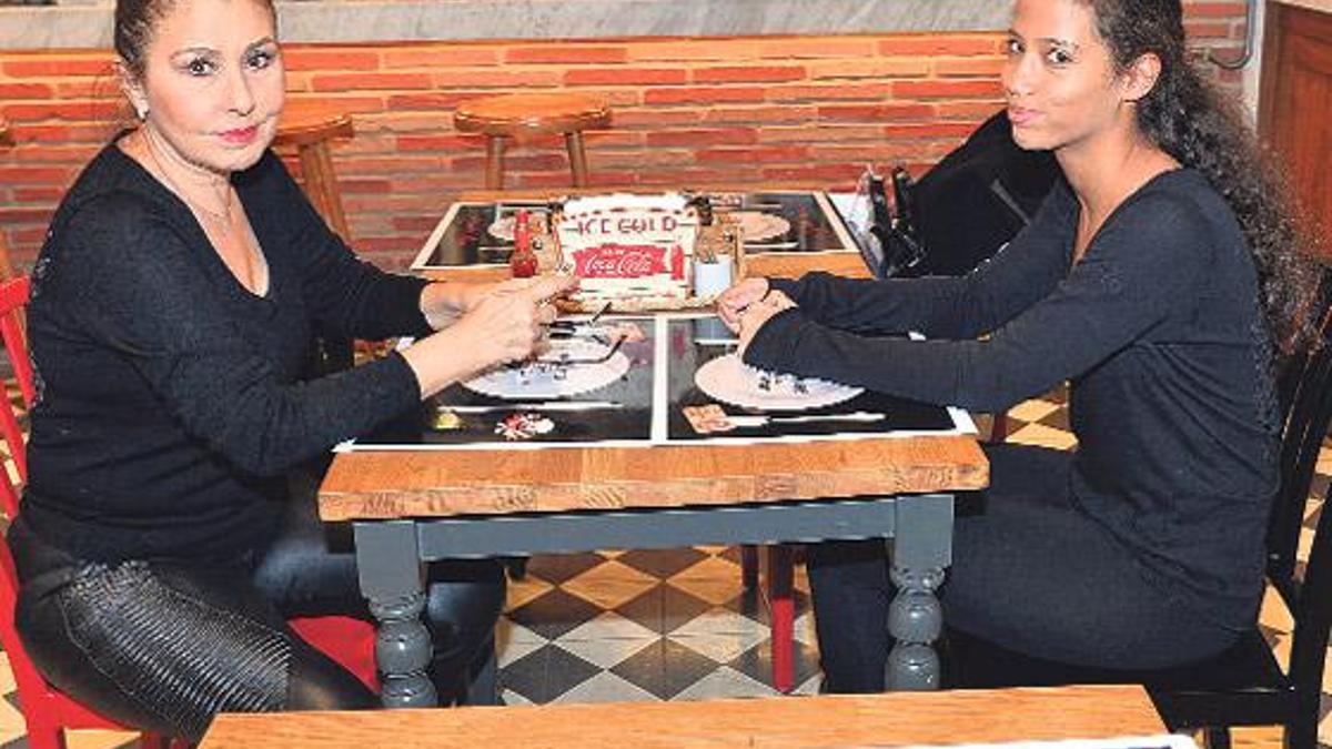 Anne-kız yemekte!