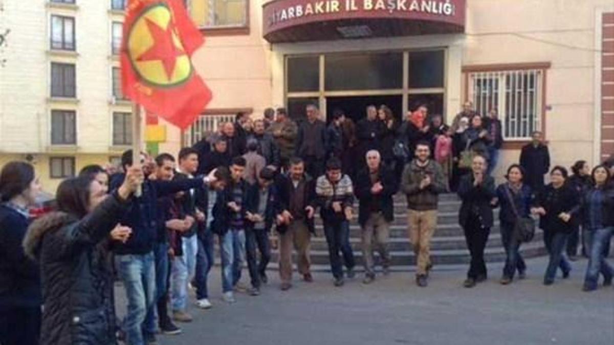10 binler sokağa döküldü