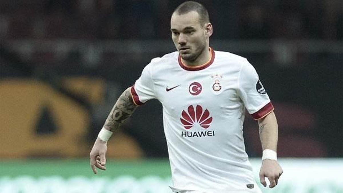 Sneijder Hagi'yi yakalıyor