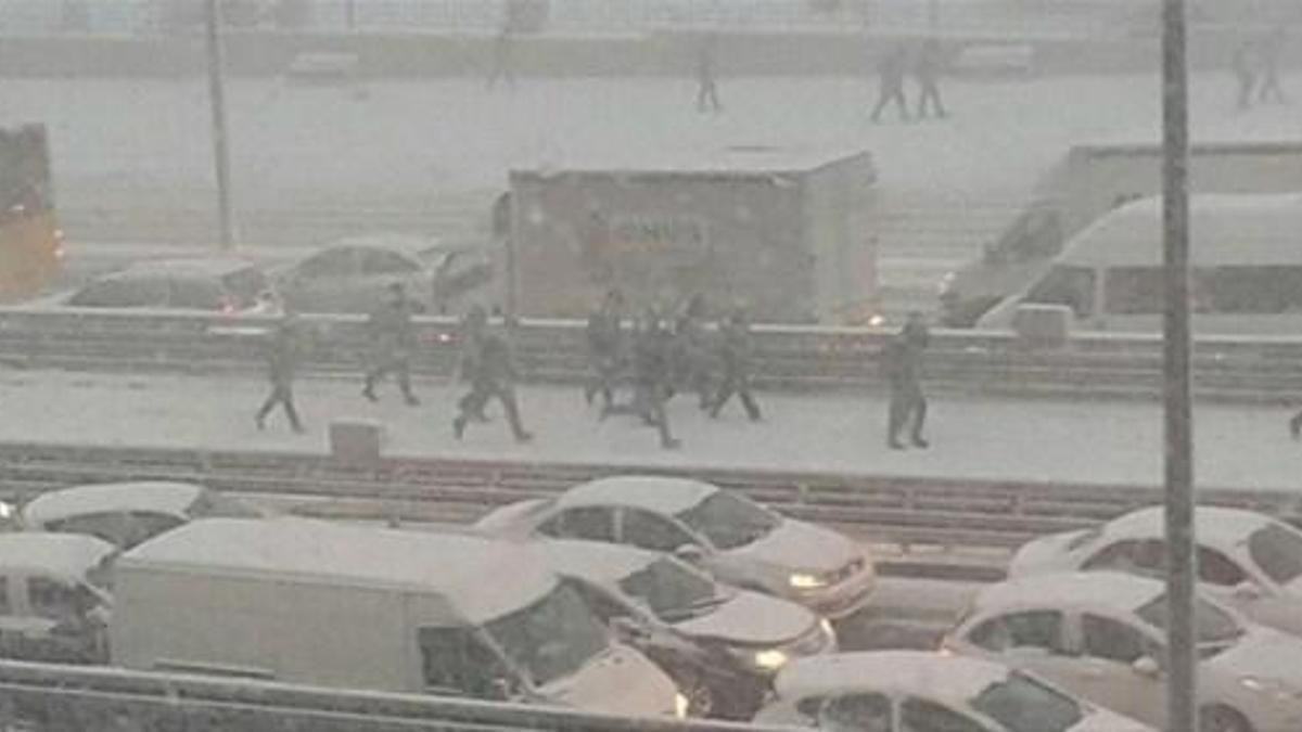İstanbul'da trafik felç! Metrobüs seferleri durdu!