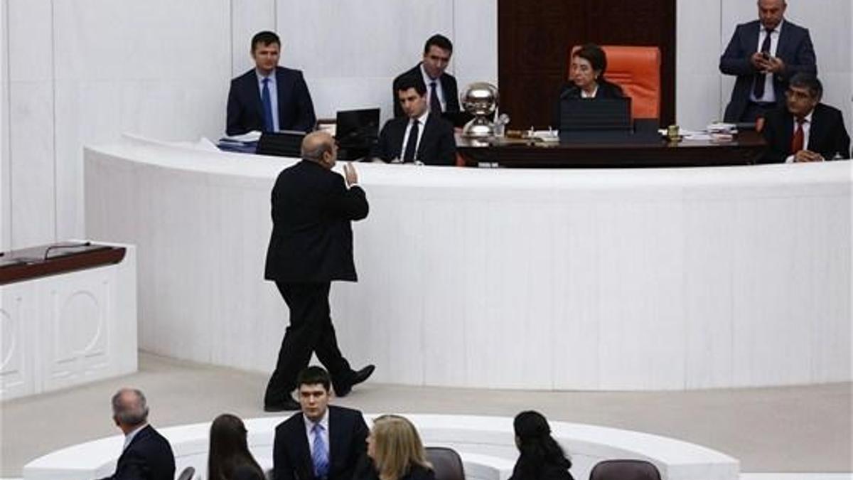 Hasip Kaplan başkanlık divanına yürüdü