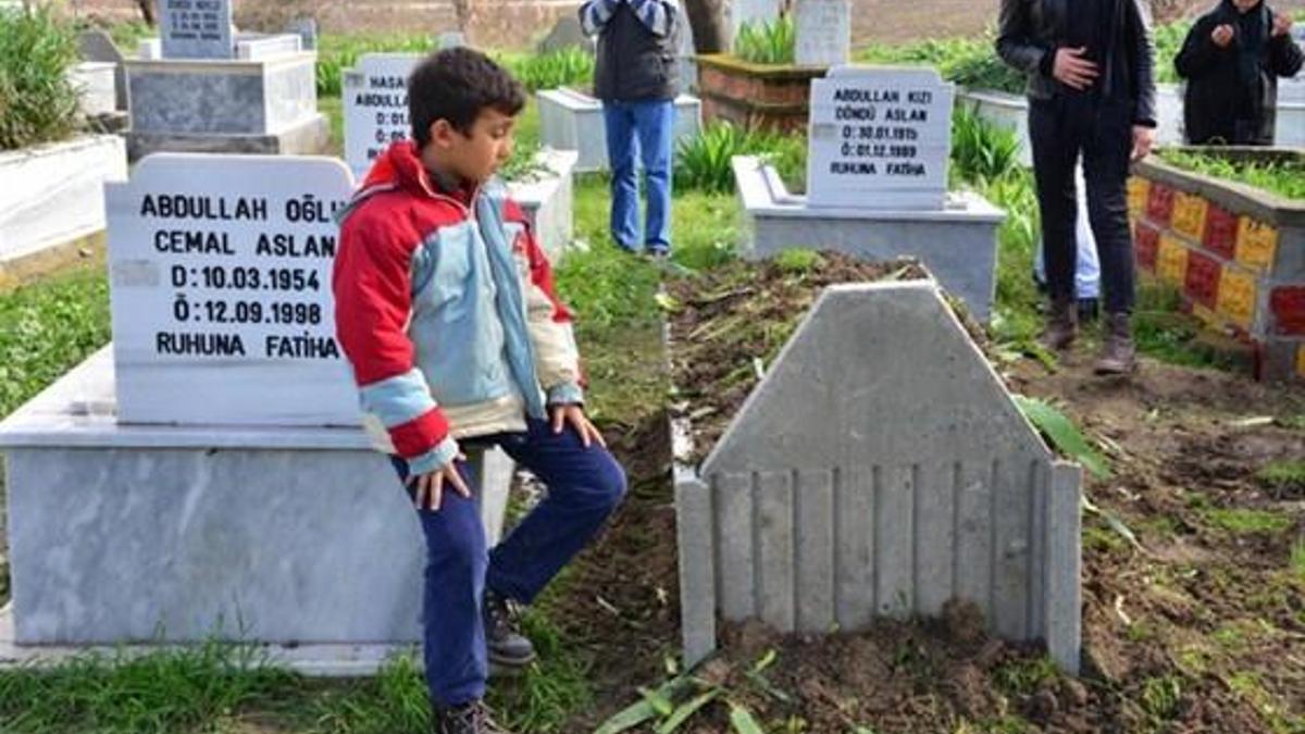 Gözyaşları içinde babasının yanına defnedildi!