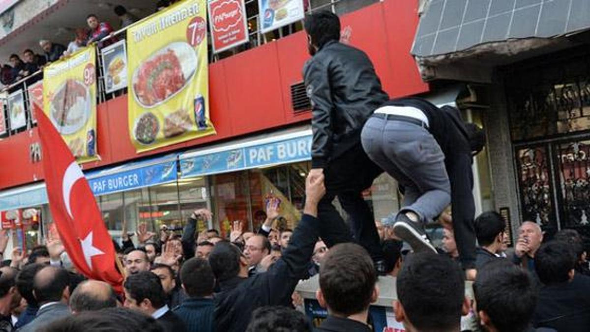 Çakıroğlu için düzenlenen yürüyüşte ’zafer işareti’ gerginliği!