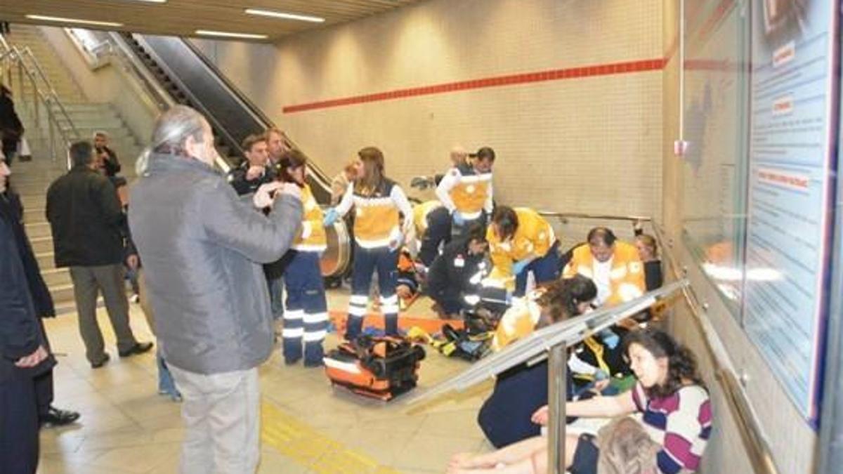 Metroda merdiven kazası