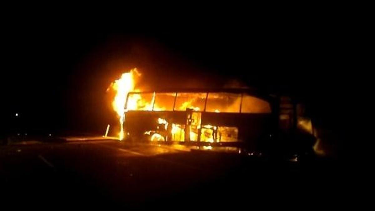 Sivas'ta bariyerlere çarpan otobüs alev aldı: 7 yaralı