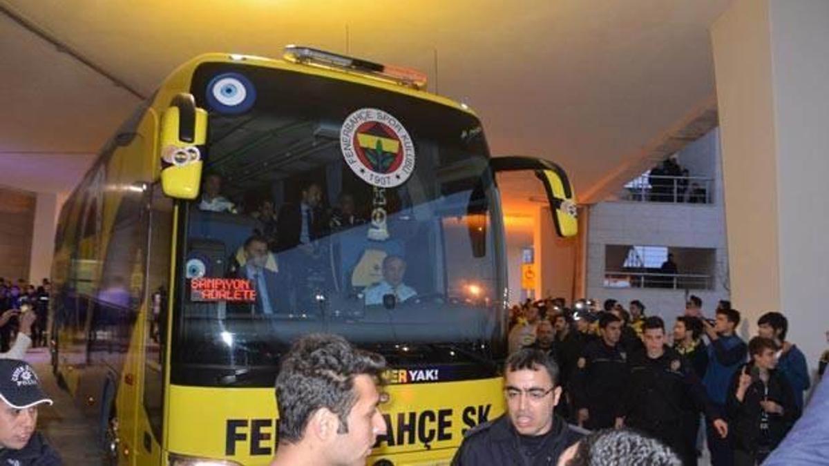 GFB üyeleri otobüsü tekmeledi