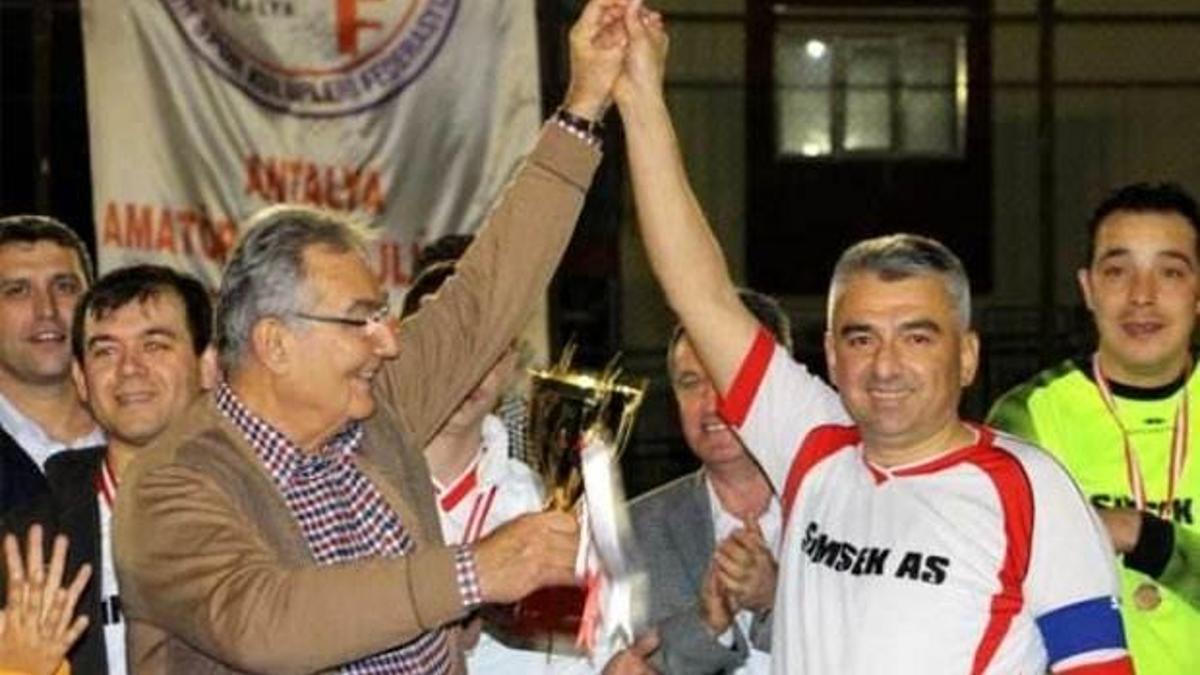 Kupayı Deniz Baykal'ın elinden aldı