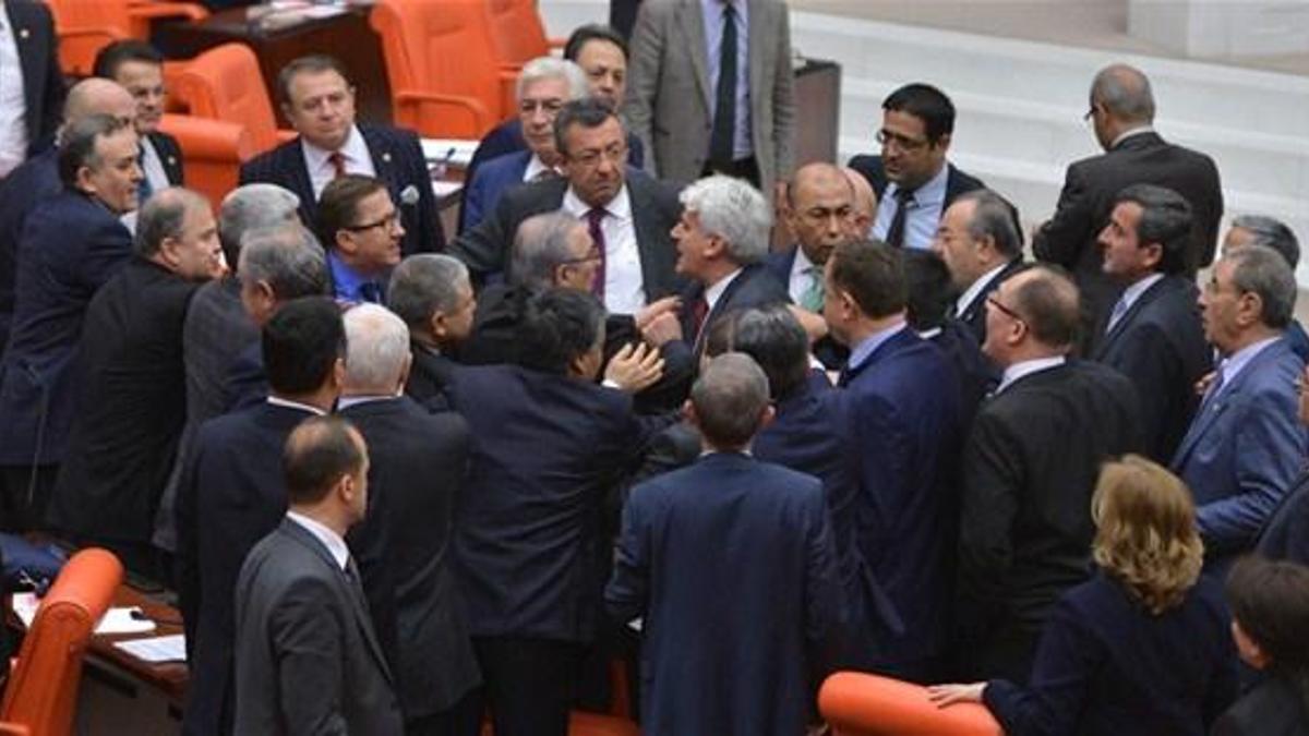 Meclis'te ortalık yine karıştı!