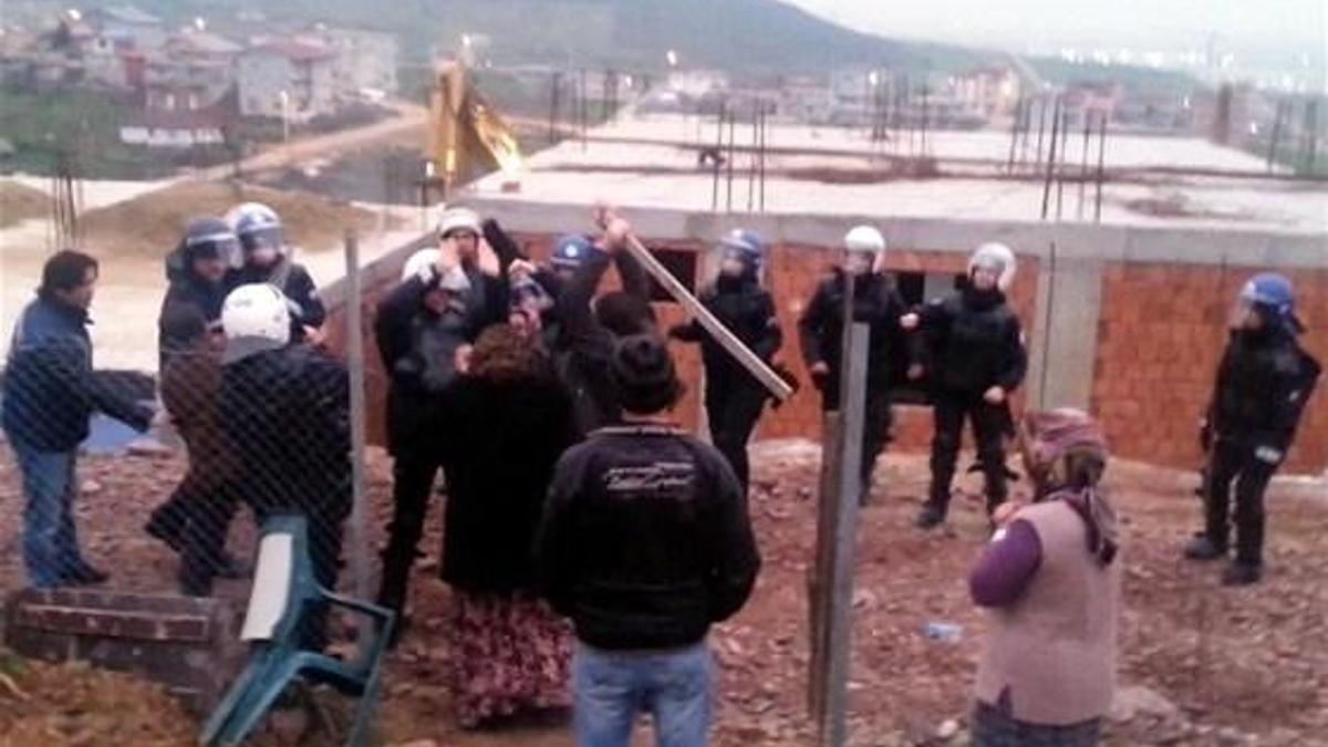 Polisin başına kalasla vurdu!