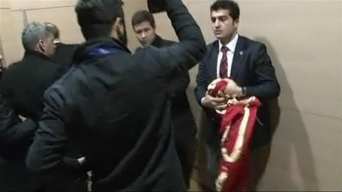 Erdoğan konuşurken pankart açmak istediler