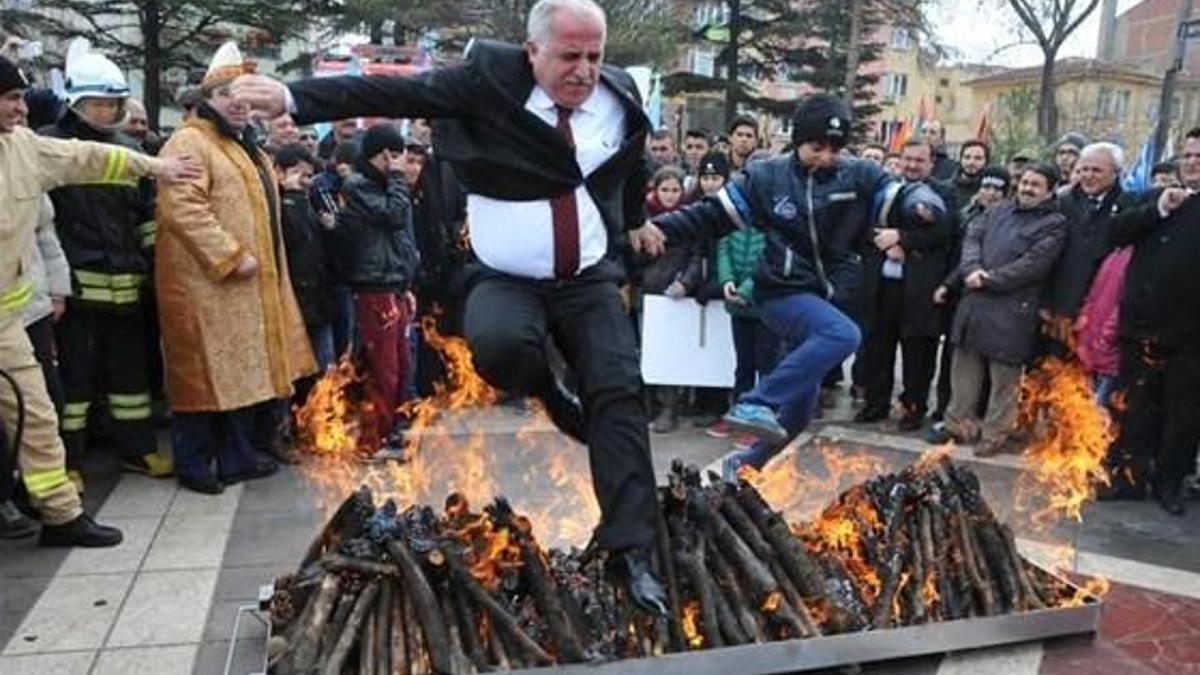 Vali az kalsın Nevruz ateşinde yanacaktı