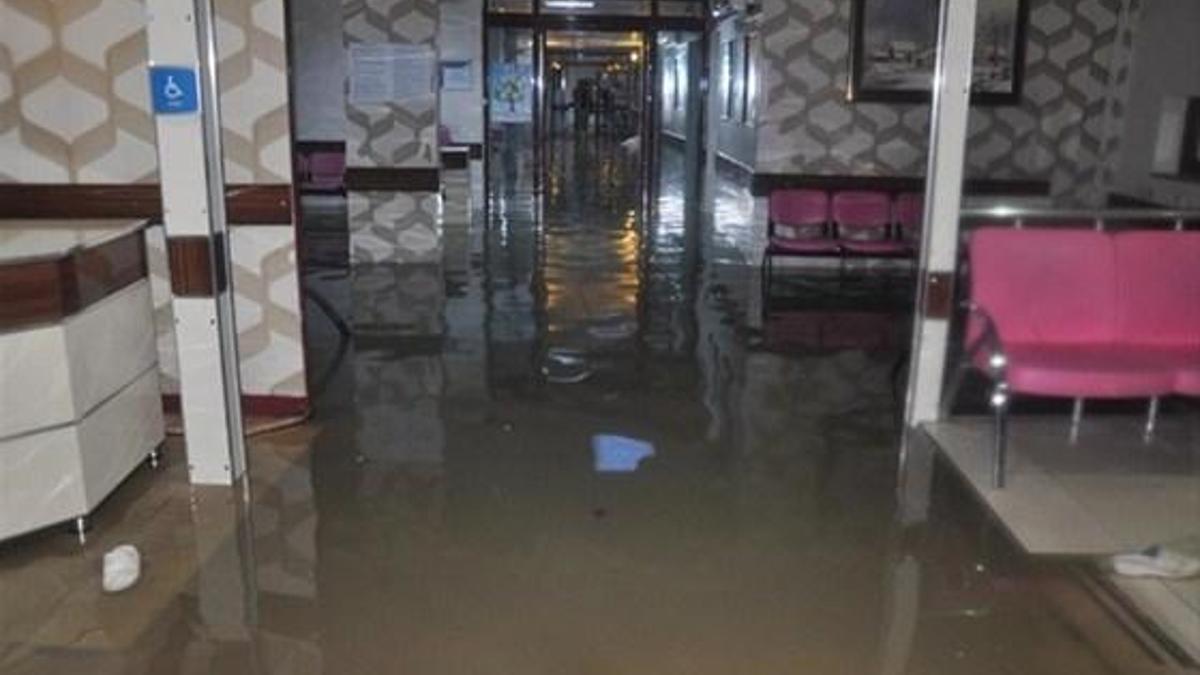 Acil servisi su bastı