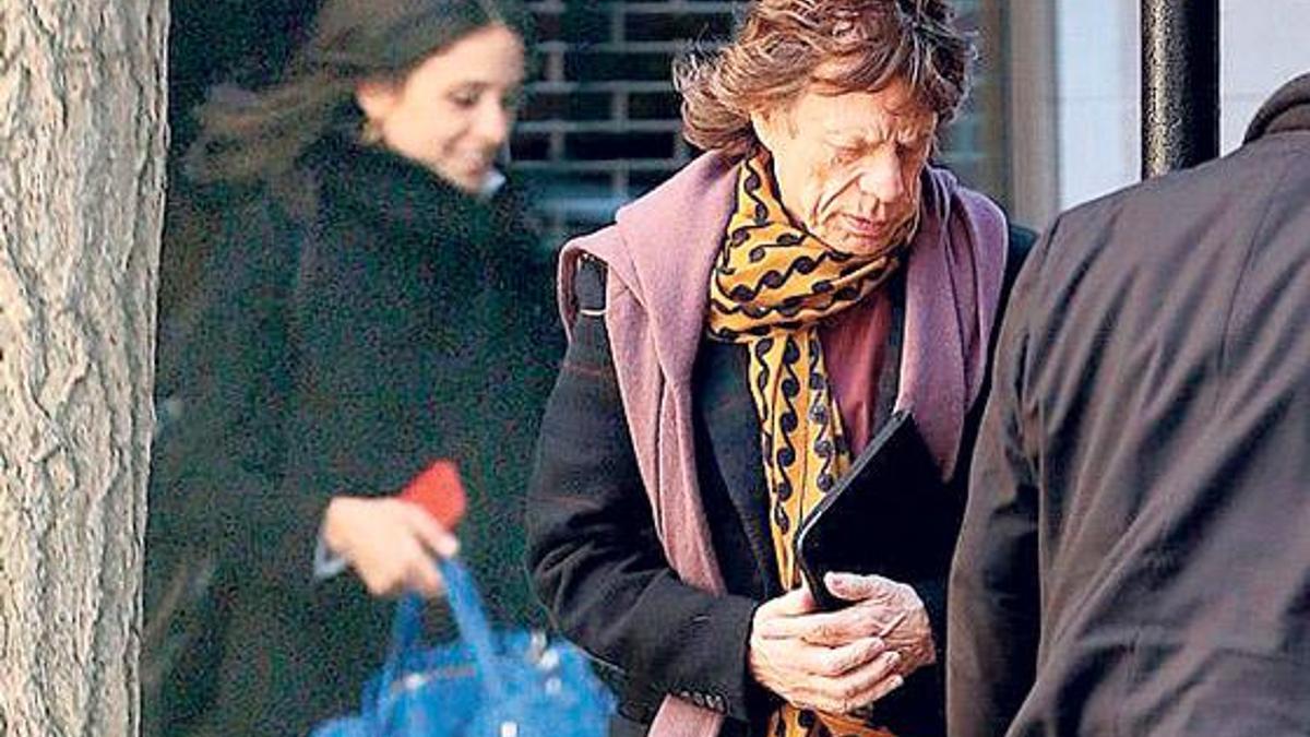 Rock’ın efsanesine 44 yaş küçük aşk!