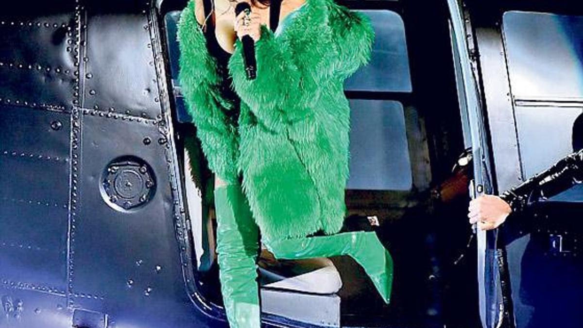 Rihanna Helikopterle indi!