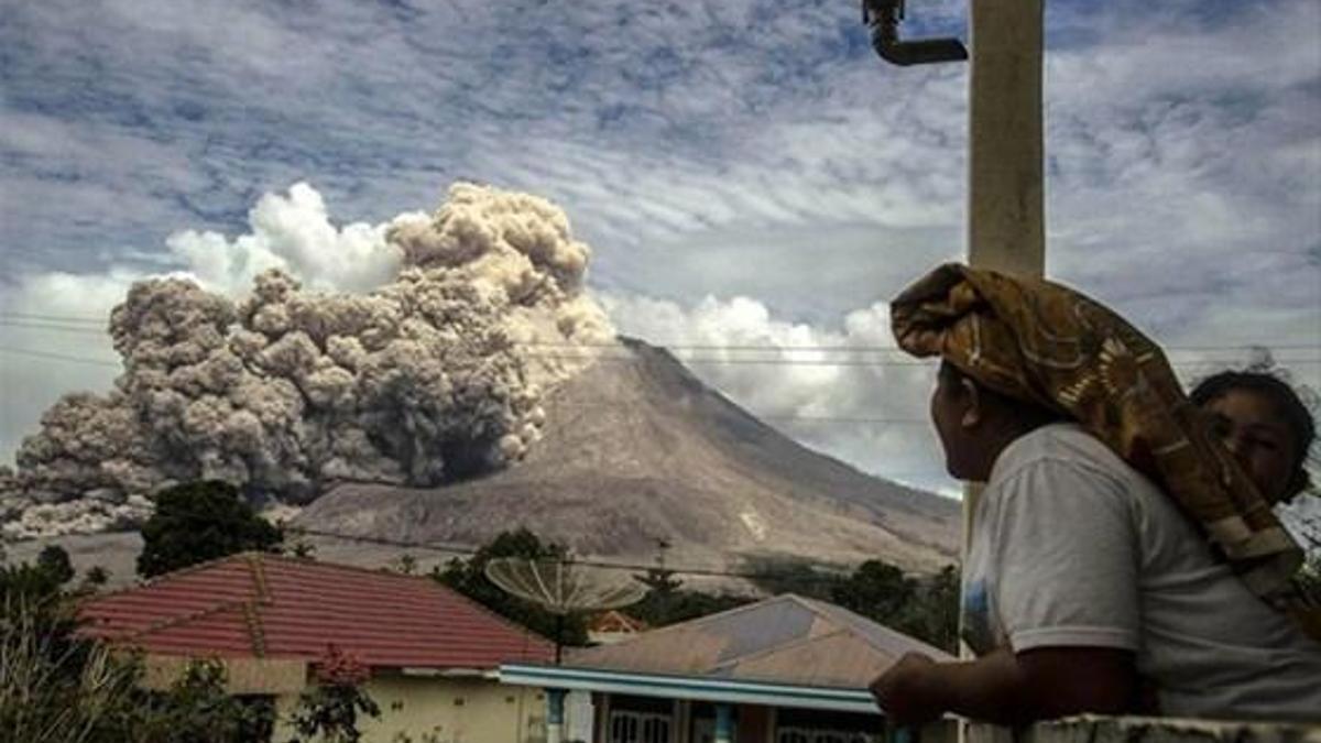 Kırmızı alarm! Sinabung yeniden patladı