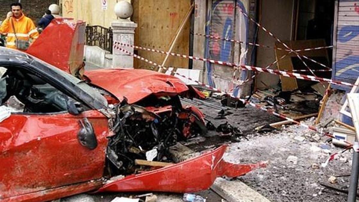 1 milyonluk Ferrari'yle dükkana daldı