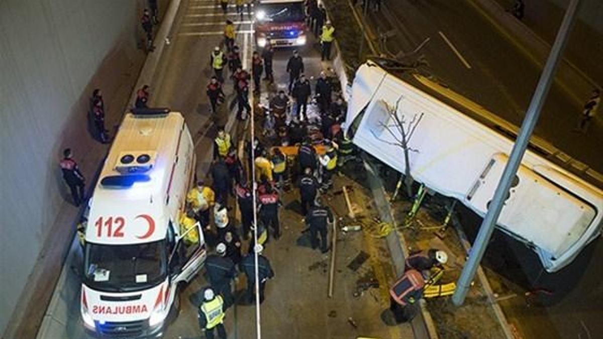 Halk otobüsü devrildi! Çok sayıda yaralı var