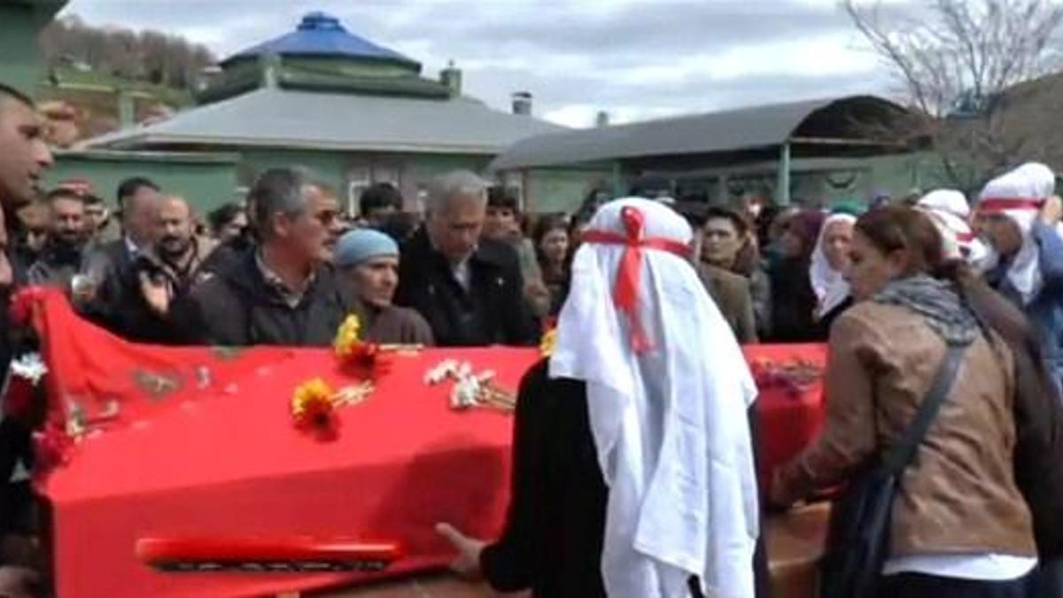 Terörist Elif Sultan Kalsen sloganlarla toprağa verildi