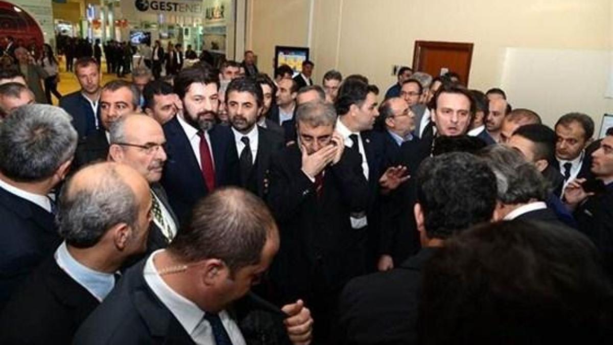Taner Yıldız Başbakan'la konuştuğu sırada...