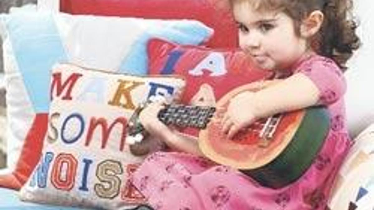 Müzikle uğraşan çocuğun kendine güveni artıyor