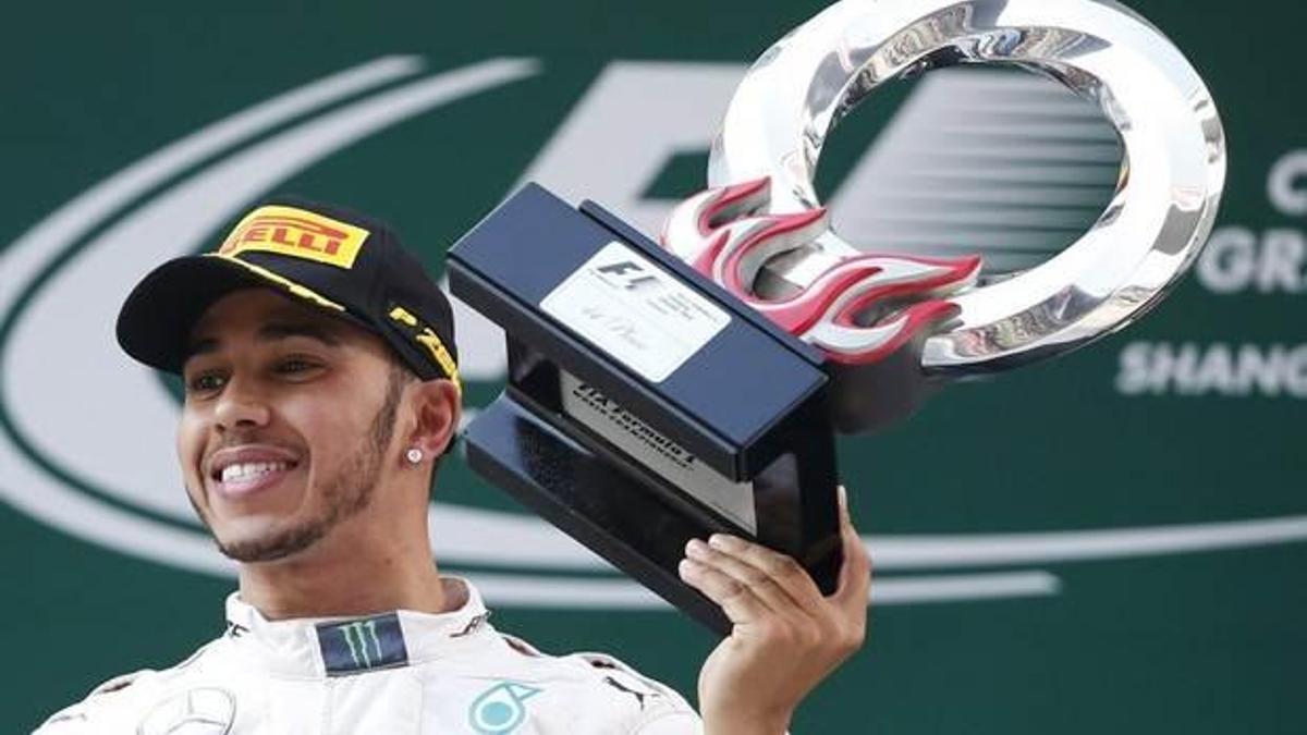 Hamilton 3'te 2 yaptı!