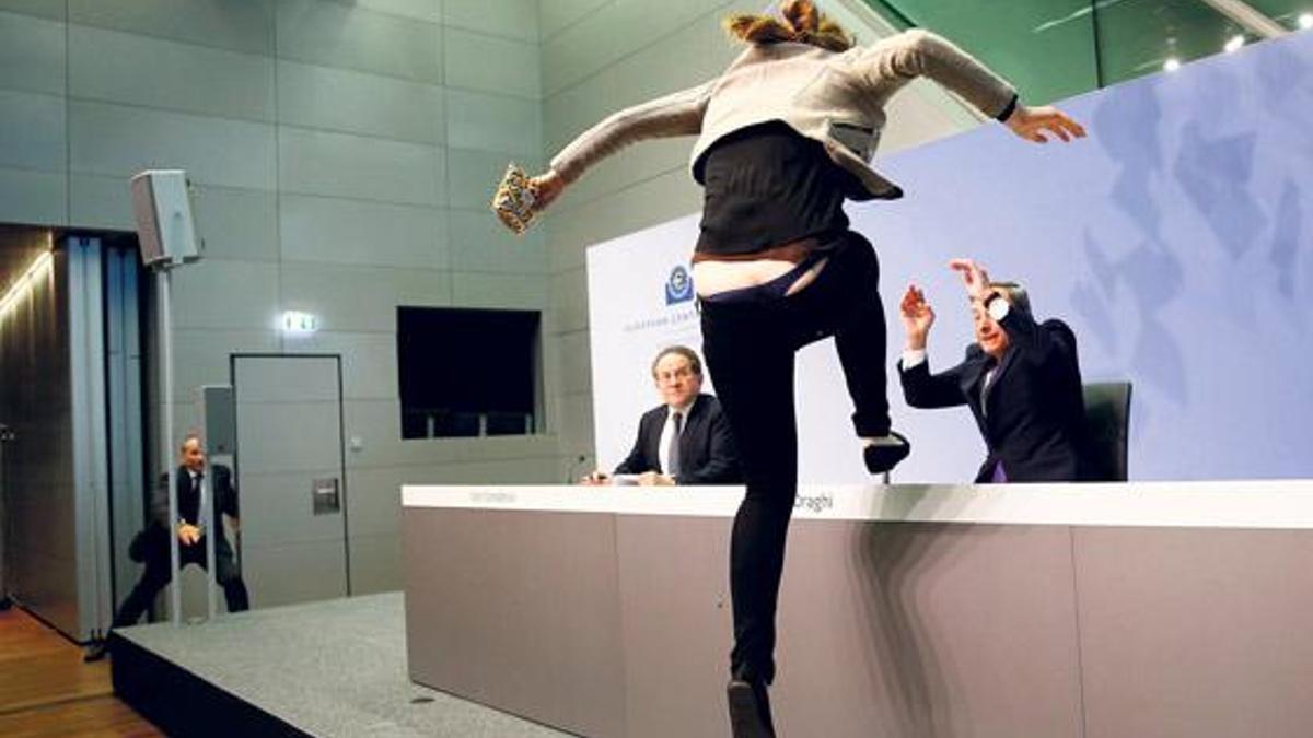 FEMEN fena ‘para’ladı!