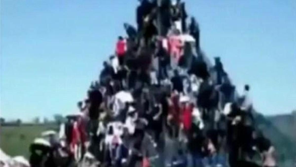 100 kişilik insan piramidi çöktü: 2 ölü, 45 yaralı