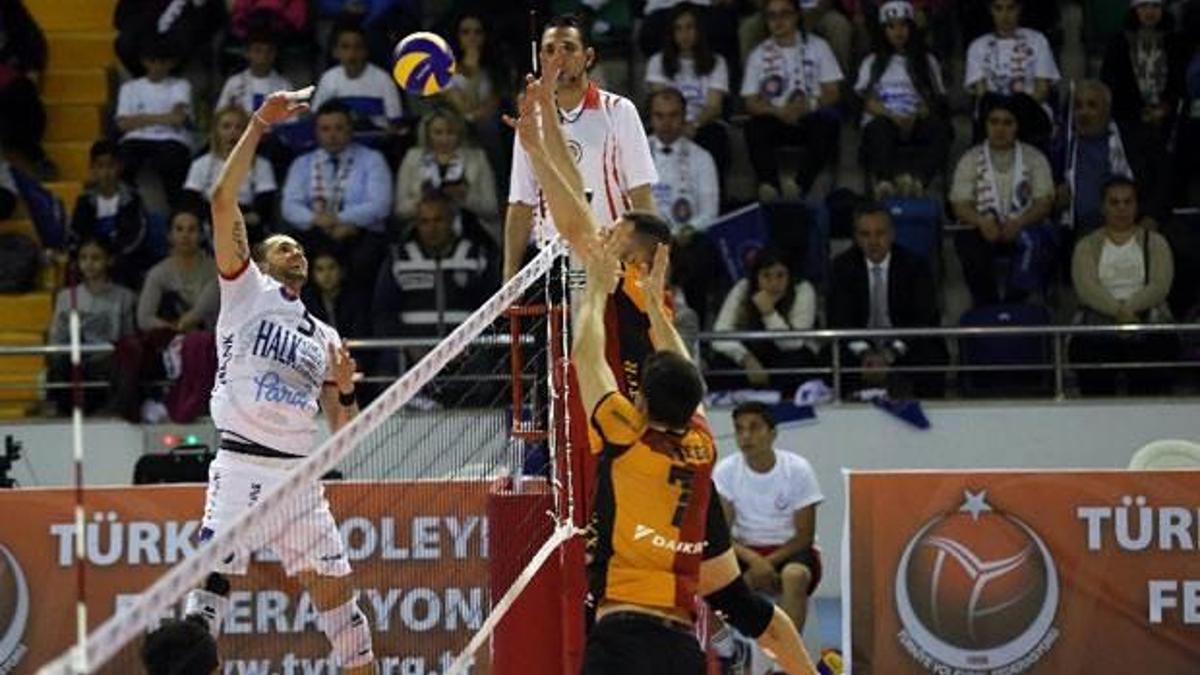 Halkbank ilk maçı kazandı