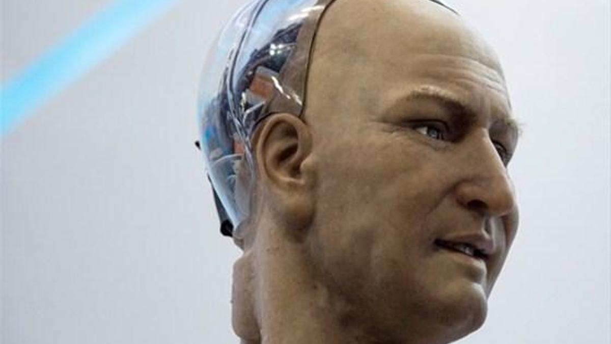 İnsan mimikli erkek robot!