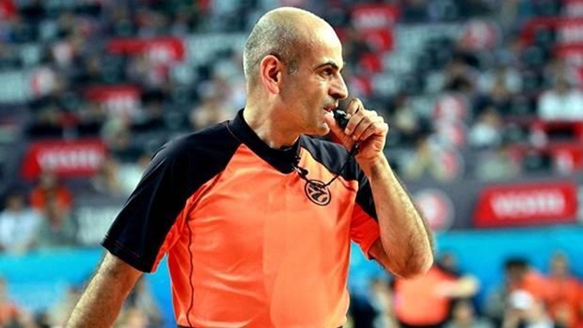 Hakem odasını bastılar