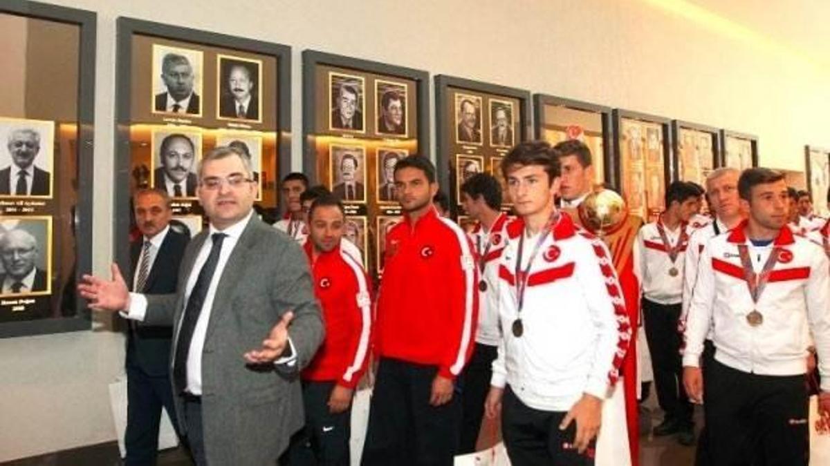 Dünya şampiyonu gençlerden TFF'ye ziyaret!