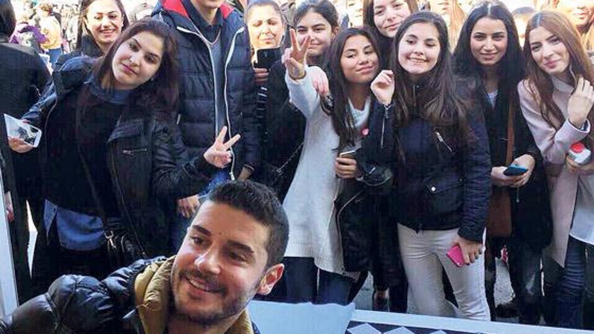 Önce sarıldılar sonra taşladılar