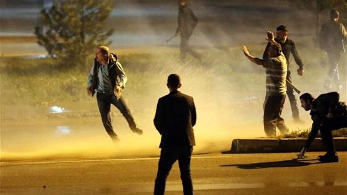 Cumhuriyet Üniversitesi'nde karşıt görüşlü öğrenciler arasında kavga: 6 yaralı