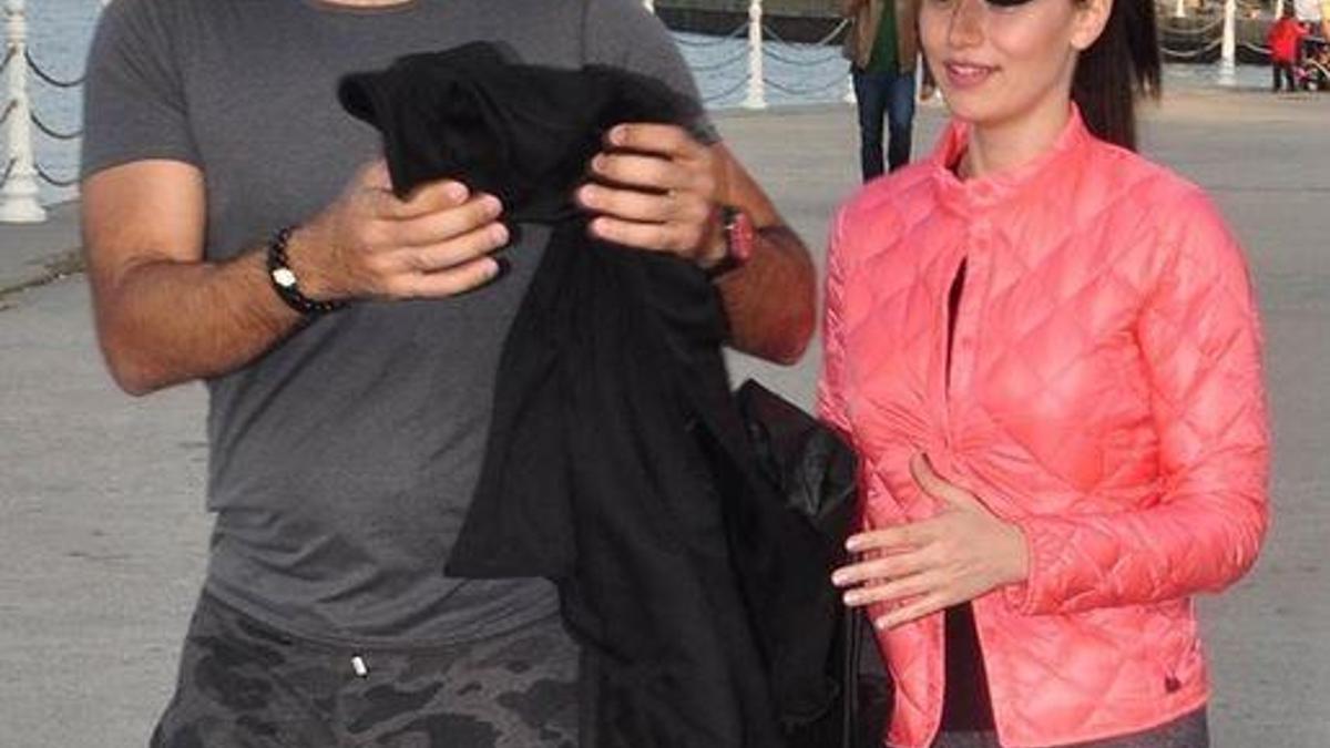 Makyajsız haliyle göğsünü gere gere poz verdi