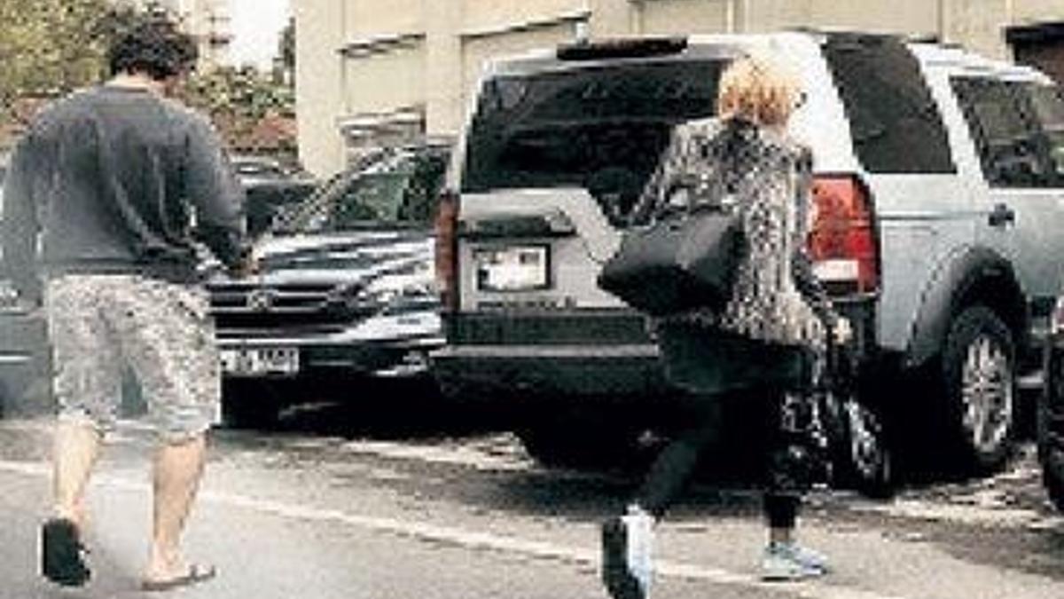Hadise sevgilisinin evinden çıkarken yakalandı