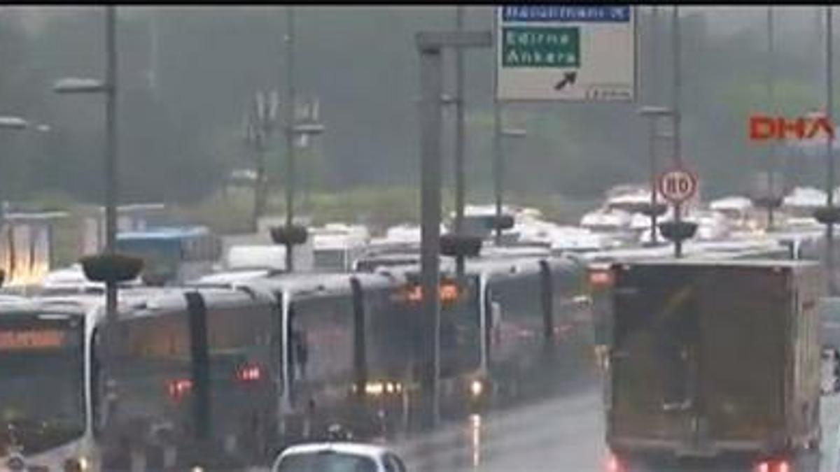 Metrobüs seferlerini durduran kaza!
