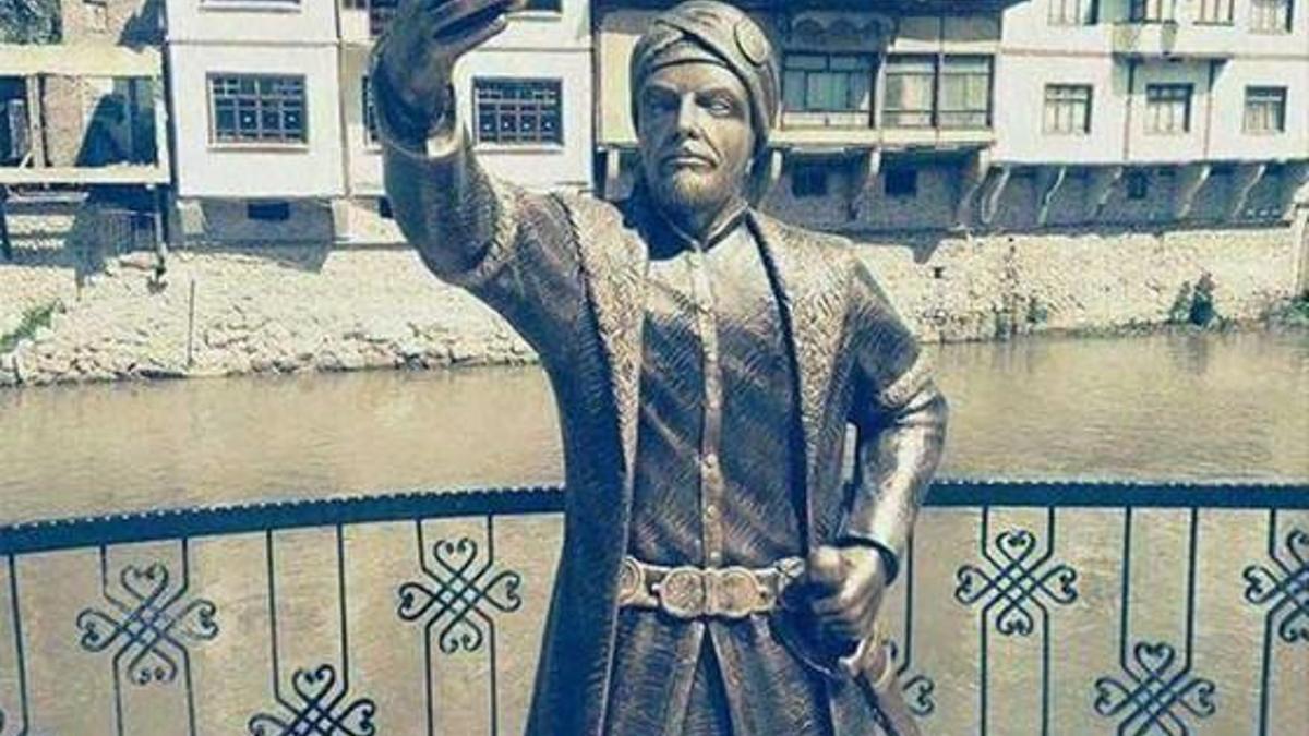 Dikkat çeken şehzade heykeli