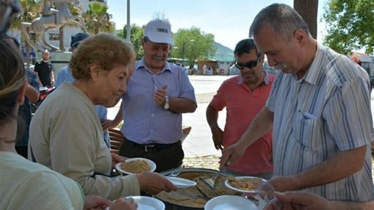 Kenan Evren için davul-zurnalı helva dağıtımı