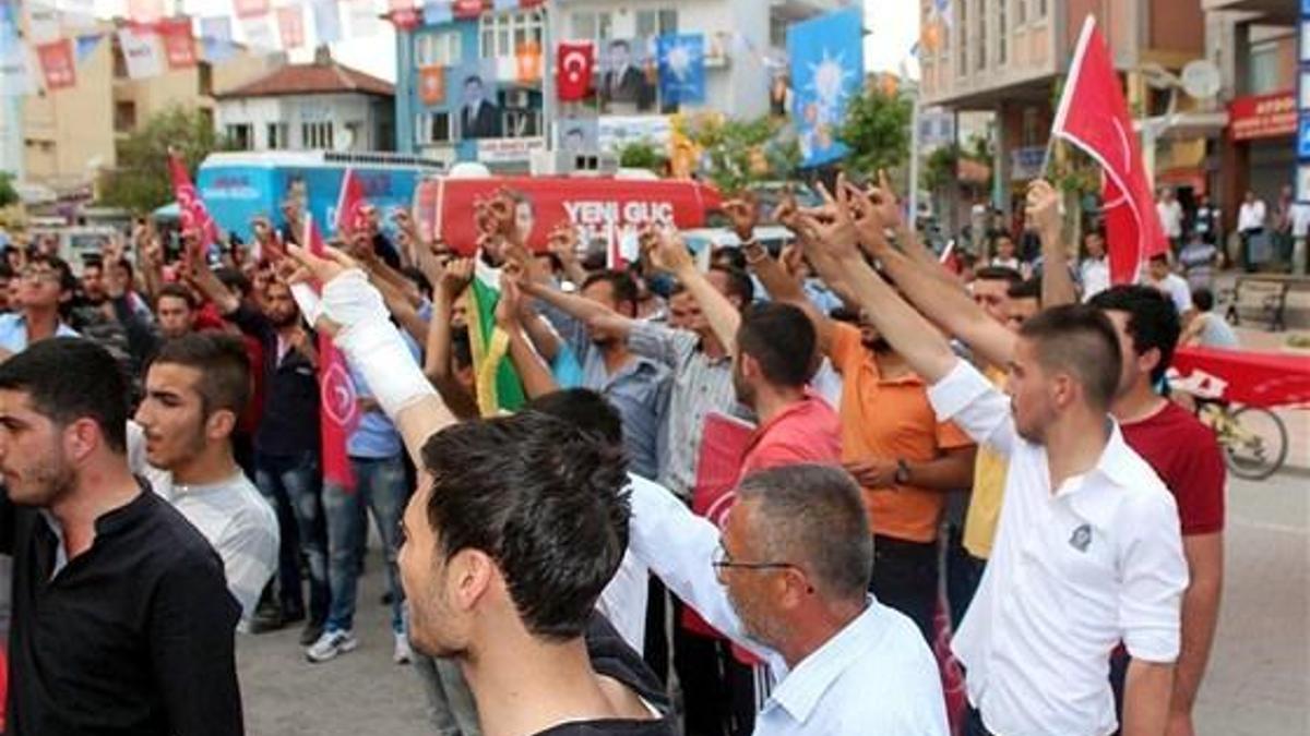 Emirdağ’da Ak Parti seçim bürosuna saldırı