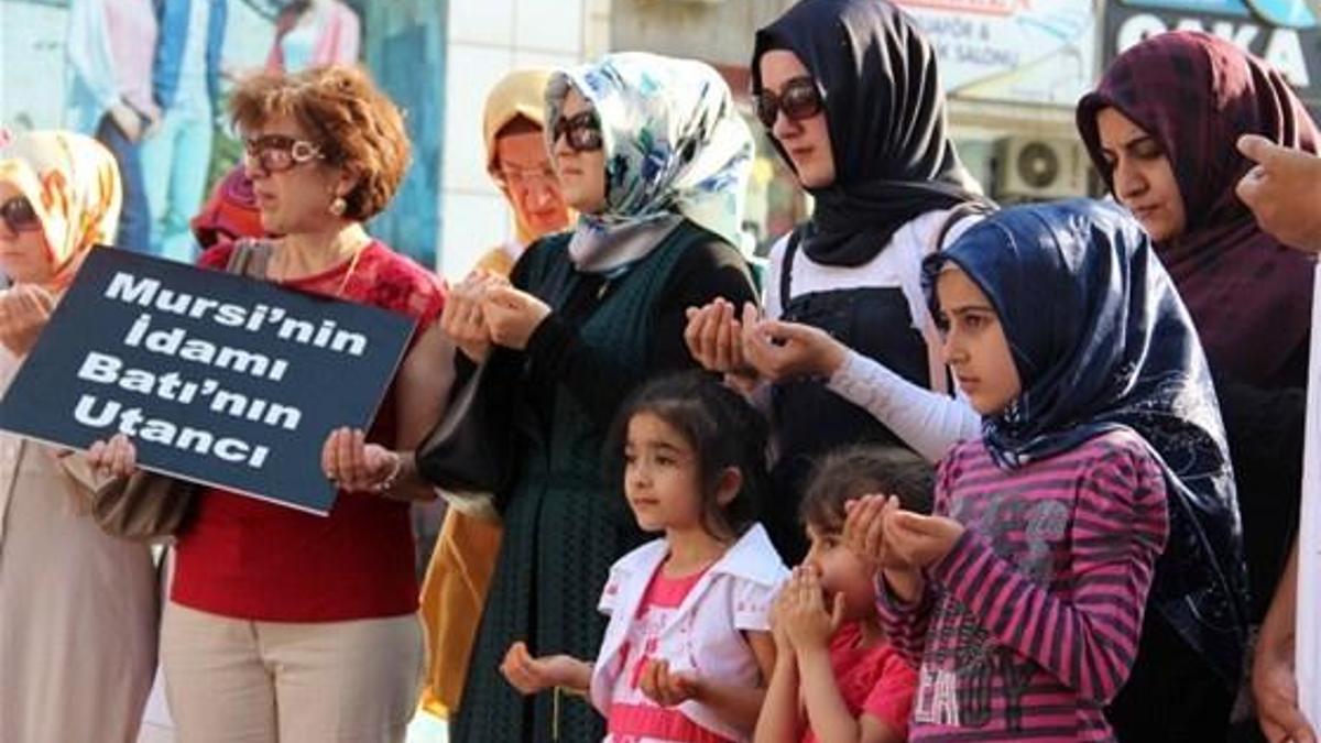 Manisa'da Mursi için dua edildi
